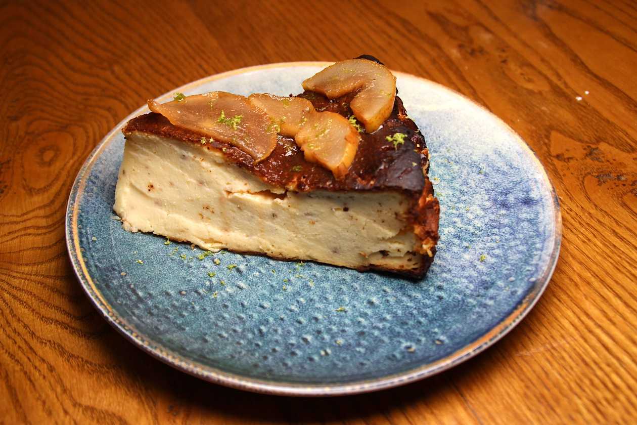 Burnt cheesecake cu pară coaptă și coajă de lime