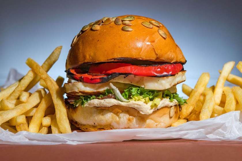 Burgatoriu burger & cartofi prajiti