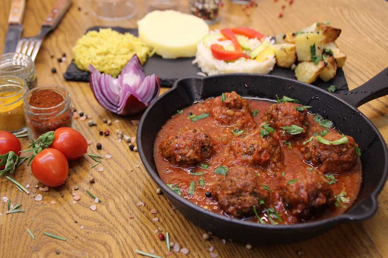 Chiftele marinate de pui cu garnitură la alegere