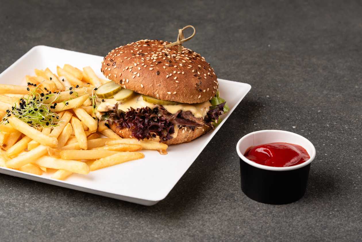 Jautienos burgeris su fri bulvytėmis