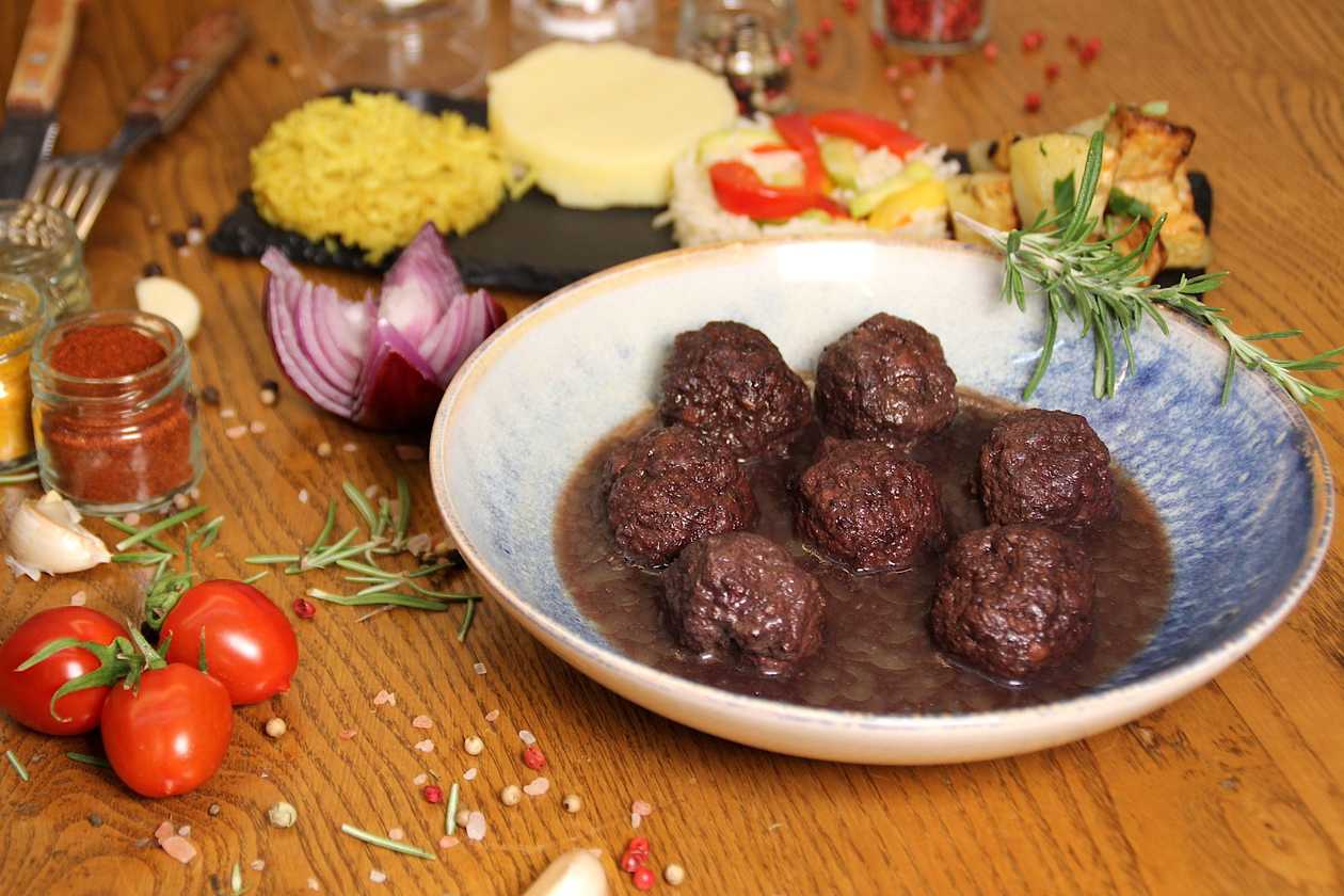 Chiftele marinate de vită cu garnitură la alegere