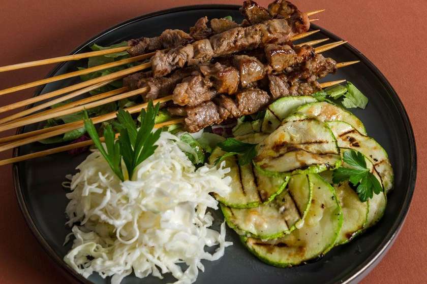 Frigărui Arrosticini & dovlecei pe grătar & salata de varza