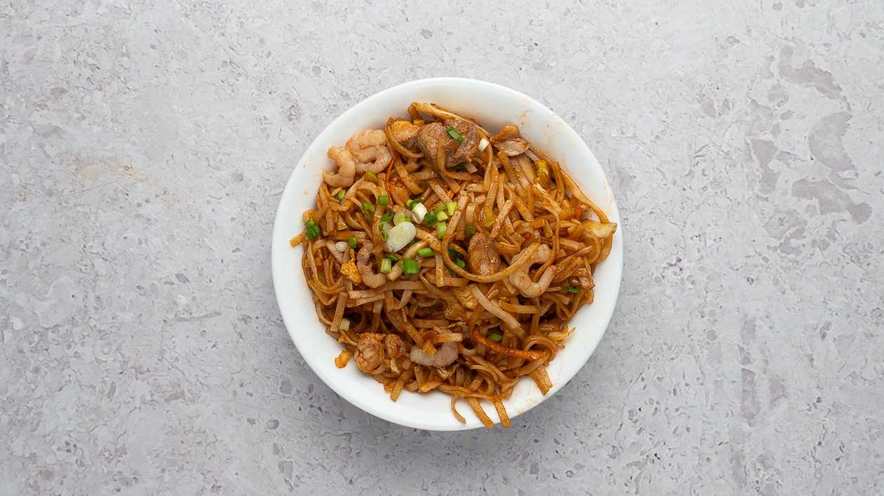 Spicy Rice Noodles With Chicken And Shrimps