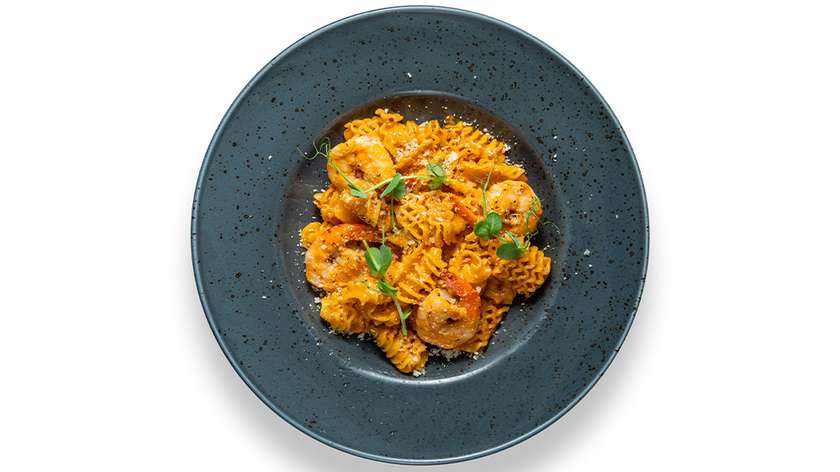 Pasta radiatori with red pesto and shrimps