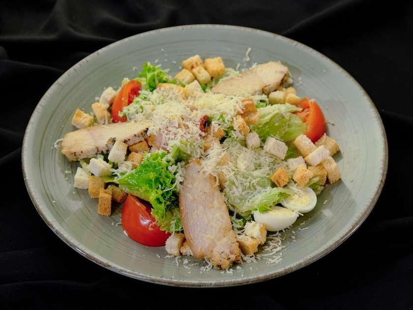 Теплий салат з куркою та копченим сиром