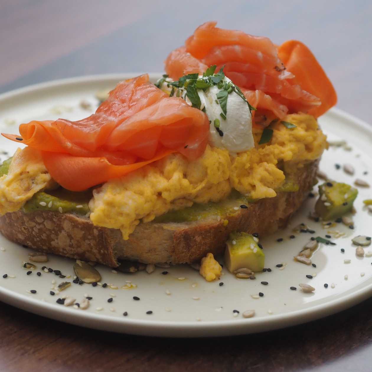 Awokado tost z gravlax z łososia