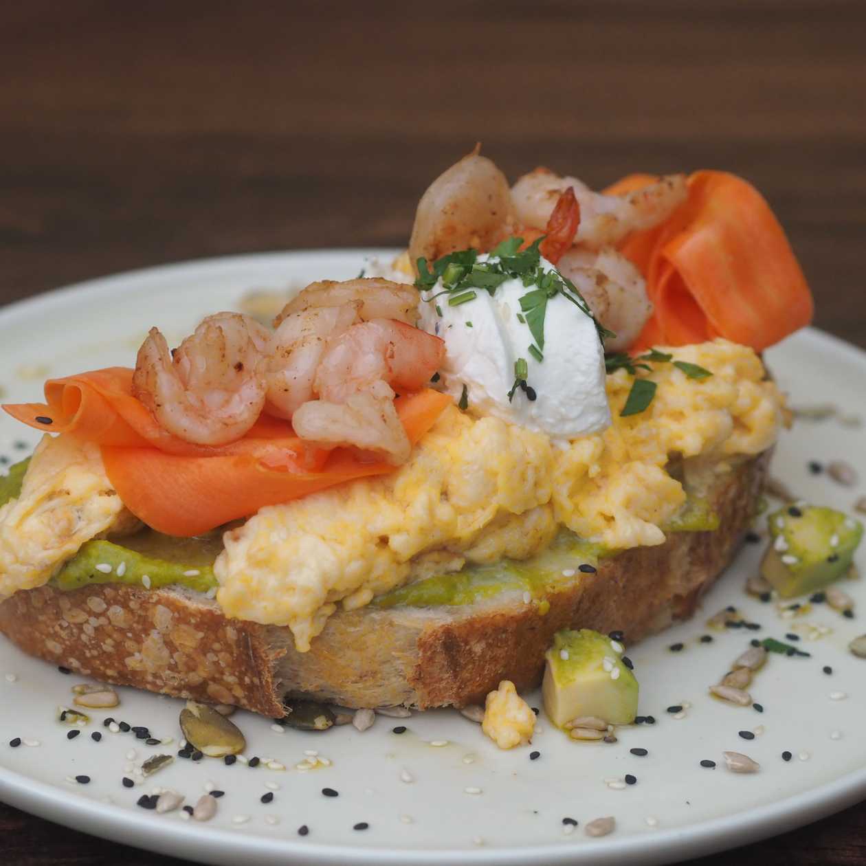 Awokado tost z krewetkami