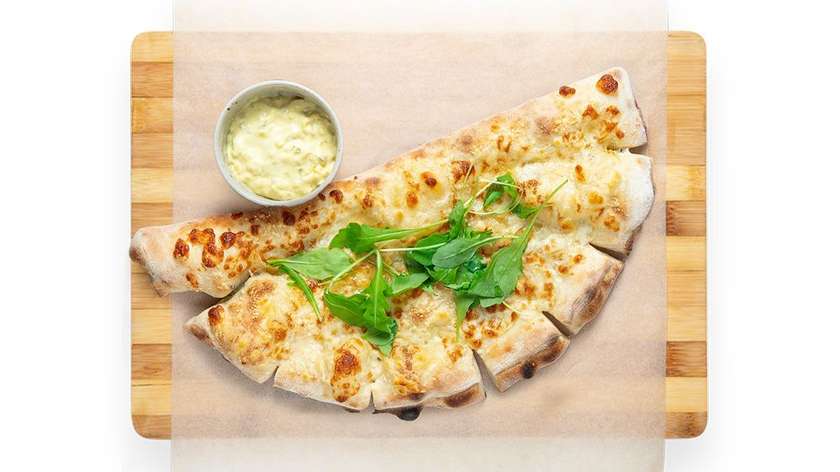 Quattro formaggi pizza snack