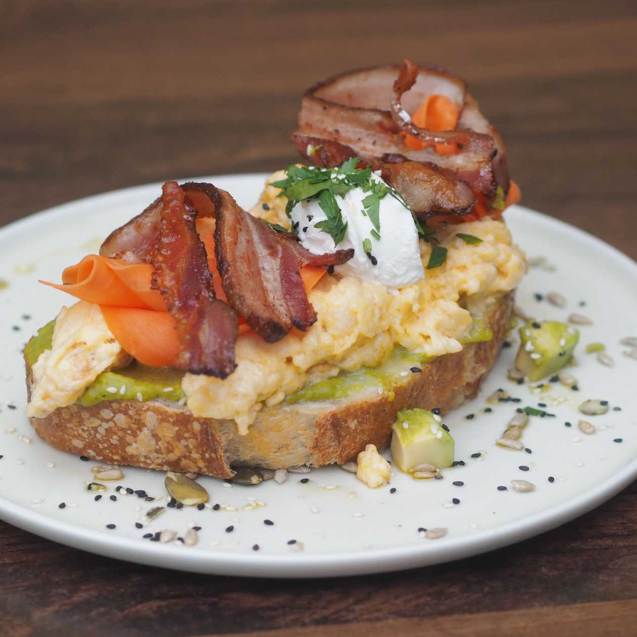 Awokado tost z boczkiem wędzonym