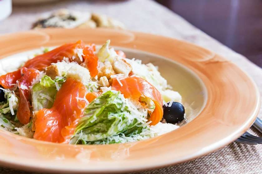 Салат "Цезар Флоріан" з лососем