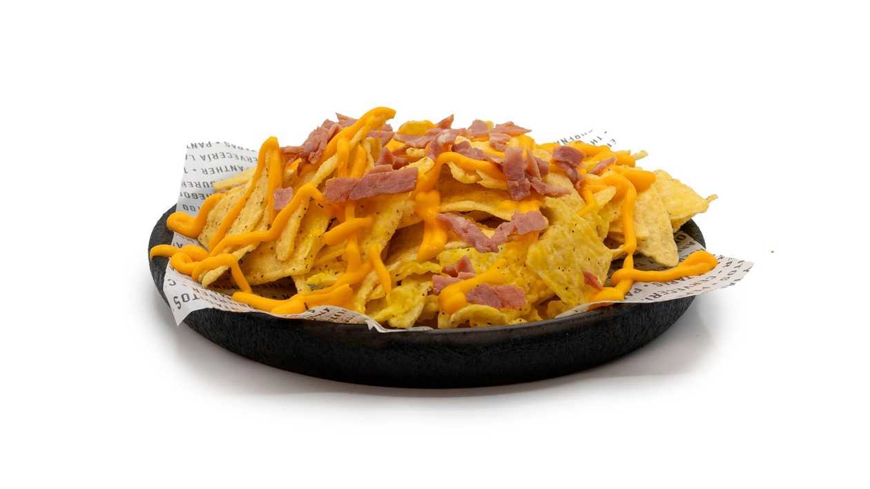 Nachos com molho cheddar e bacon fumado