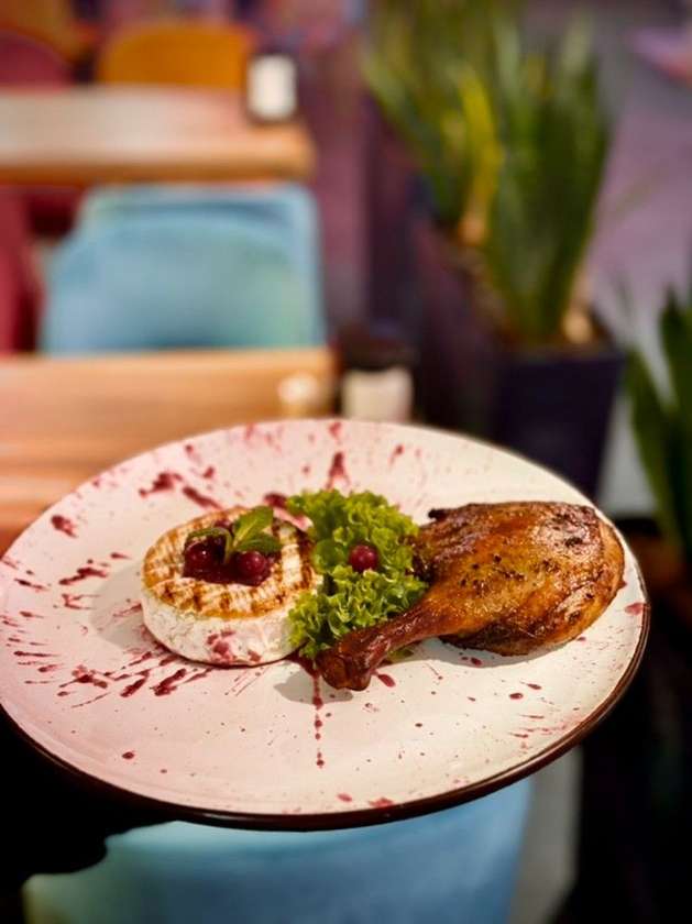 Качина ніжка із сиром камамбер та ягідним соусом