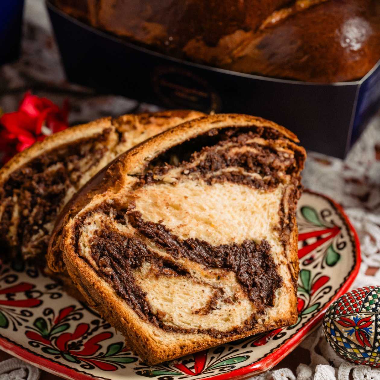 Cozonac moldovenesc cu nuca, cacao si ciocolata belgiana