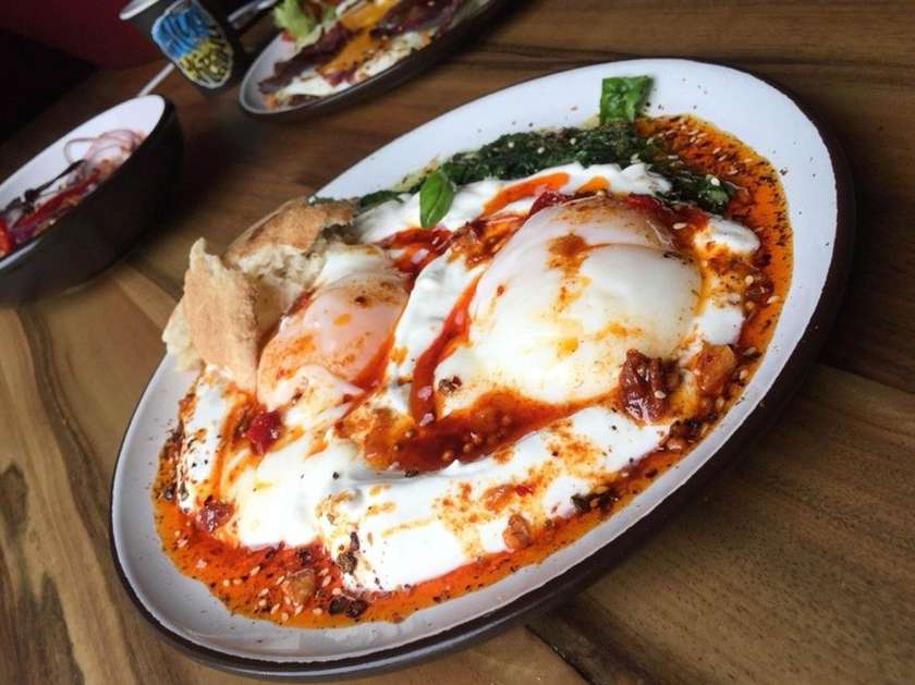 Яєчня чилбір зі шпинатом