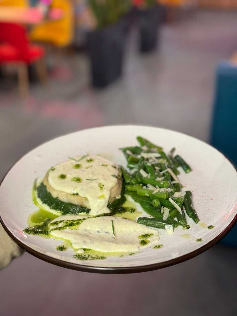 Рибний медальйон зі шпинатом, спаржевою квасолею та соусом дорблю