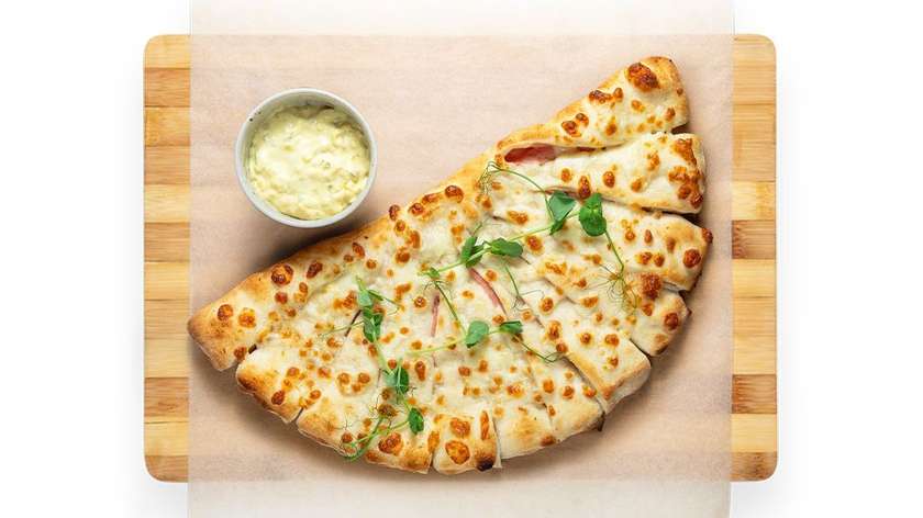 Pizza snack with ham and cheese