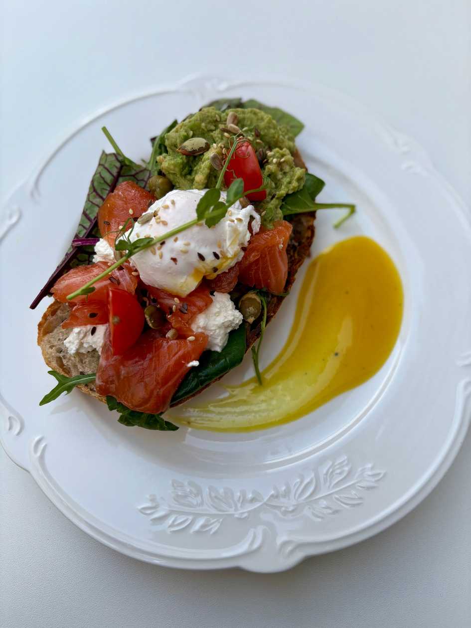 Авокадо тост з лососем та яйцем