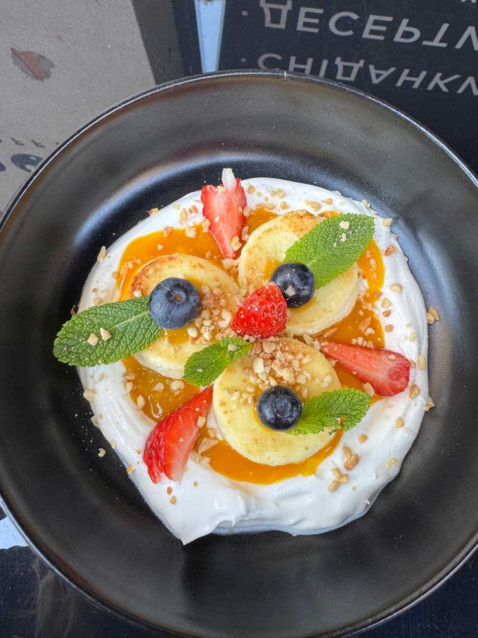 Сирнички з манговим пюре