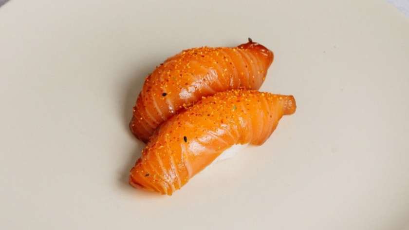 Nigiri łosoś karakuchi - 2 szt-