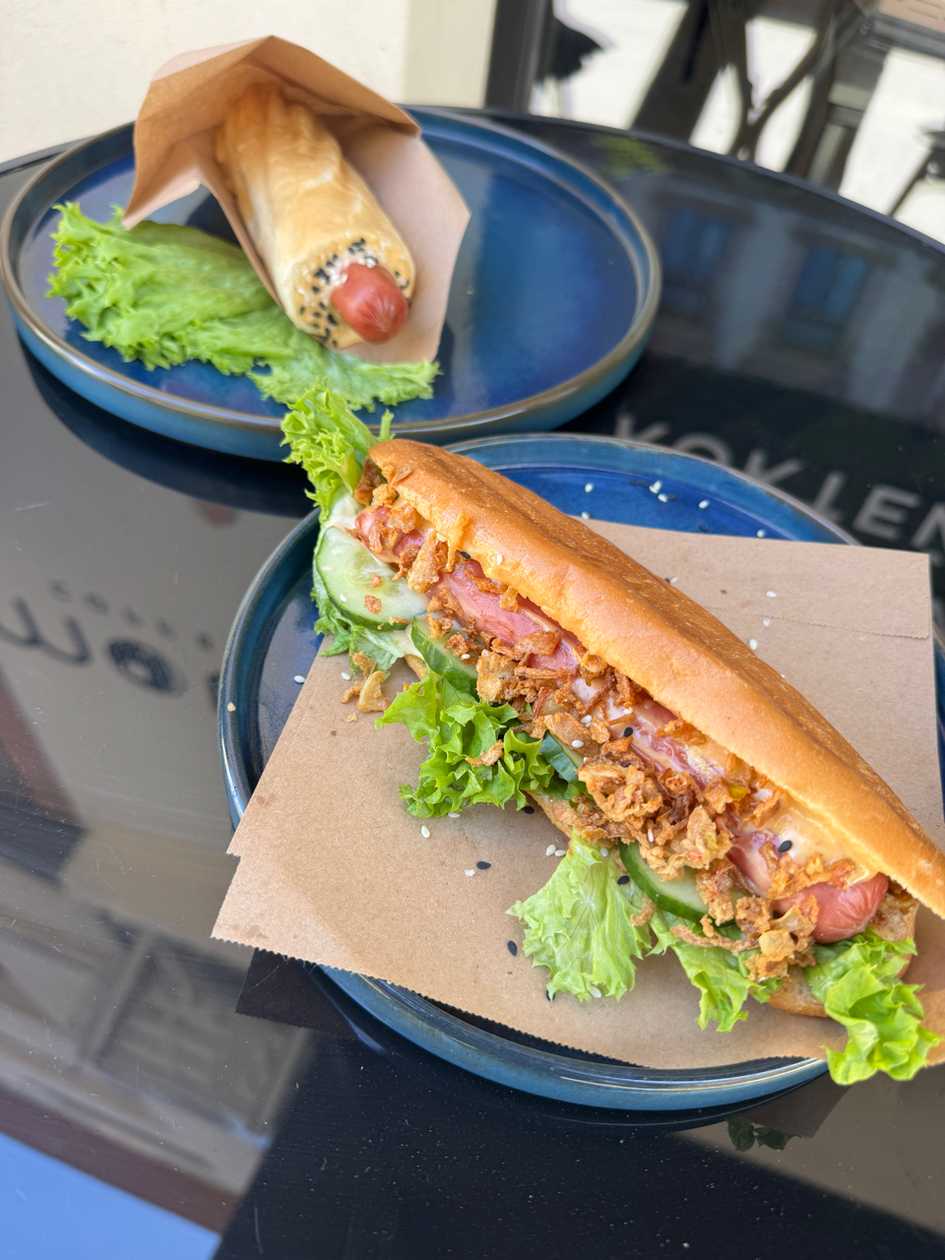 Хот-дог класичний з сосискою на вибір (молочна або підкопчена)