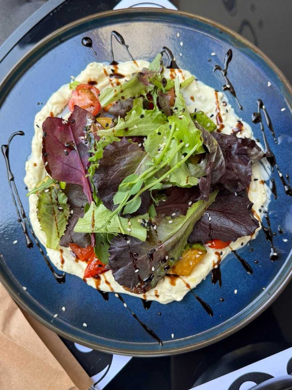 Теплий салат з овочами та куркою