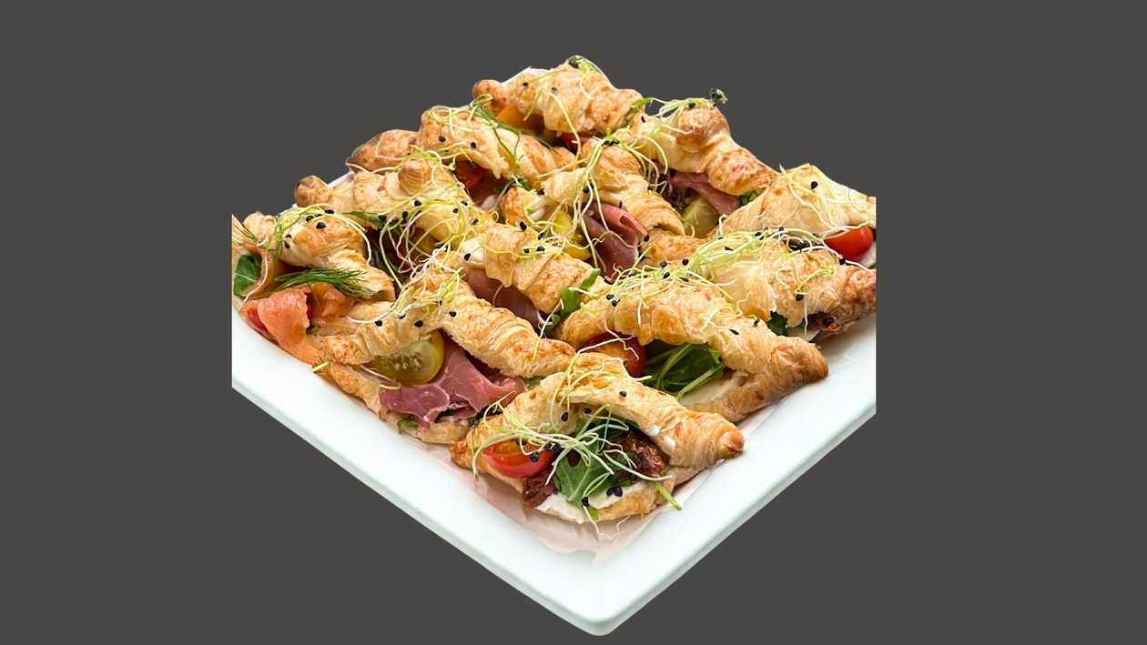 Mini kruasanų mix: su parmos kumpiu (4vnt), su mozarella (4vnt), su lašiša (4vnt) 12vnt