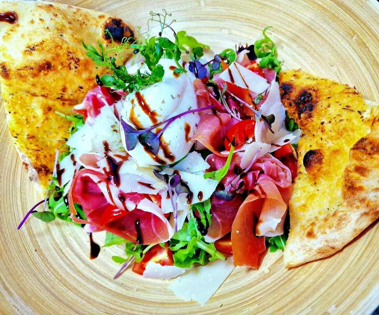 Salată Crudo con Burratina