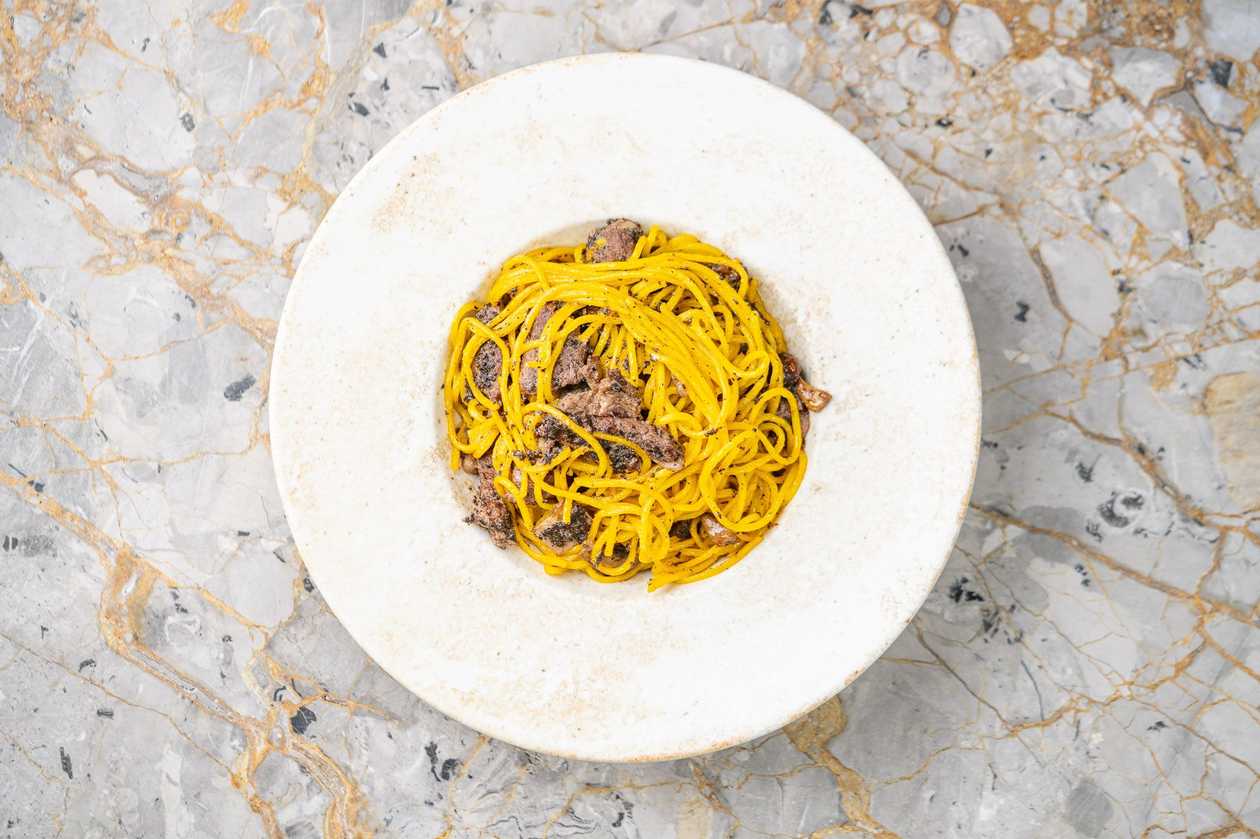 SPAGHETTI CU VITĂ, CIUPERCI ȘI ULEI DE TRUFE