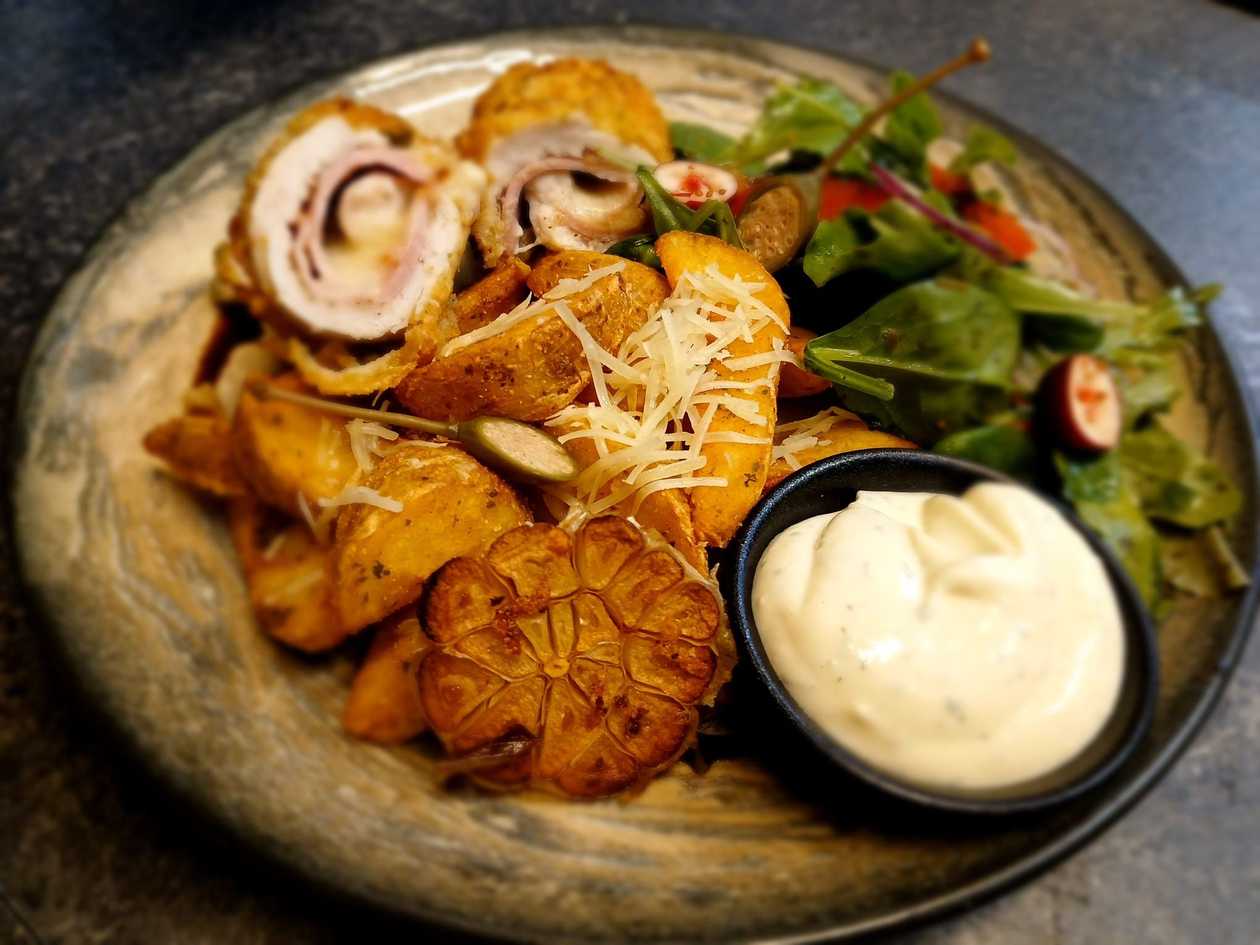 "Kraukšķīgā vistas fileja itāļu gaumē"(pildīta ar sieru un bekonu)