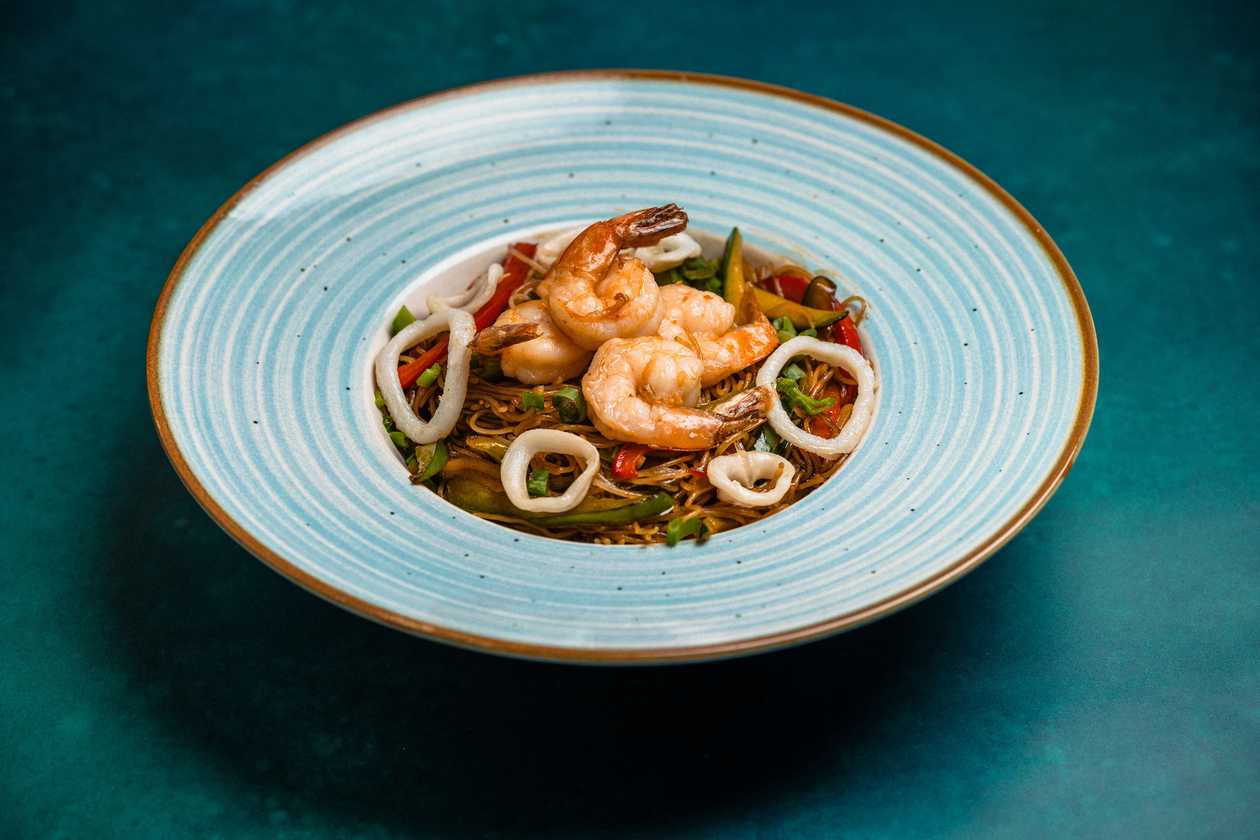 Noodles prajiti cu fructe de mare