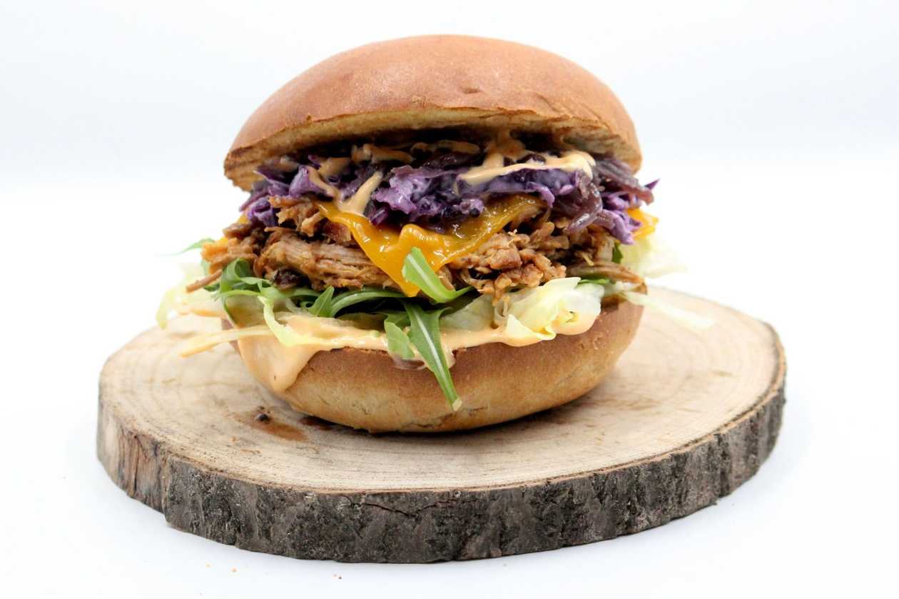 Pulled Pork Burger w zestawie z ziemniakami