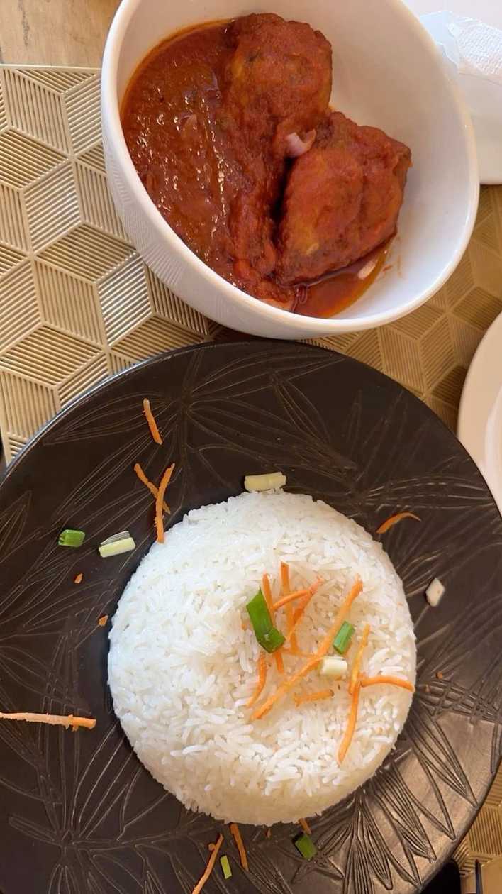 Plain rice with dry salad and gizzards in aluminium foil pack