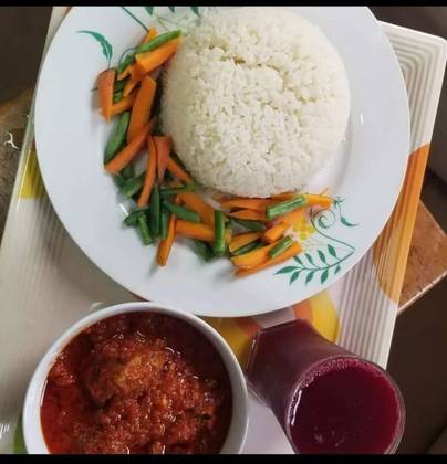 Plain rice with mixed salad and gizzards in aluminium foil pack