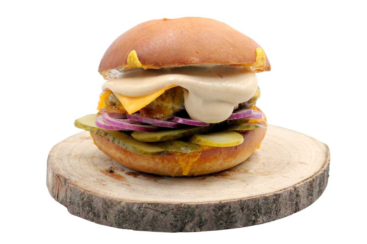 Cheeseburger w zestawie z ziemniakami
