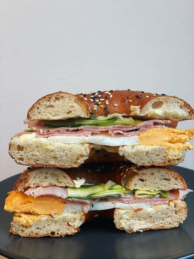 Bagel s vajíčkami a šunkou