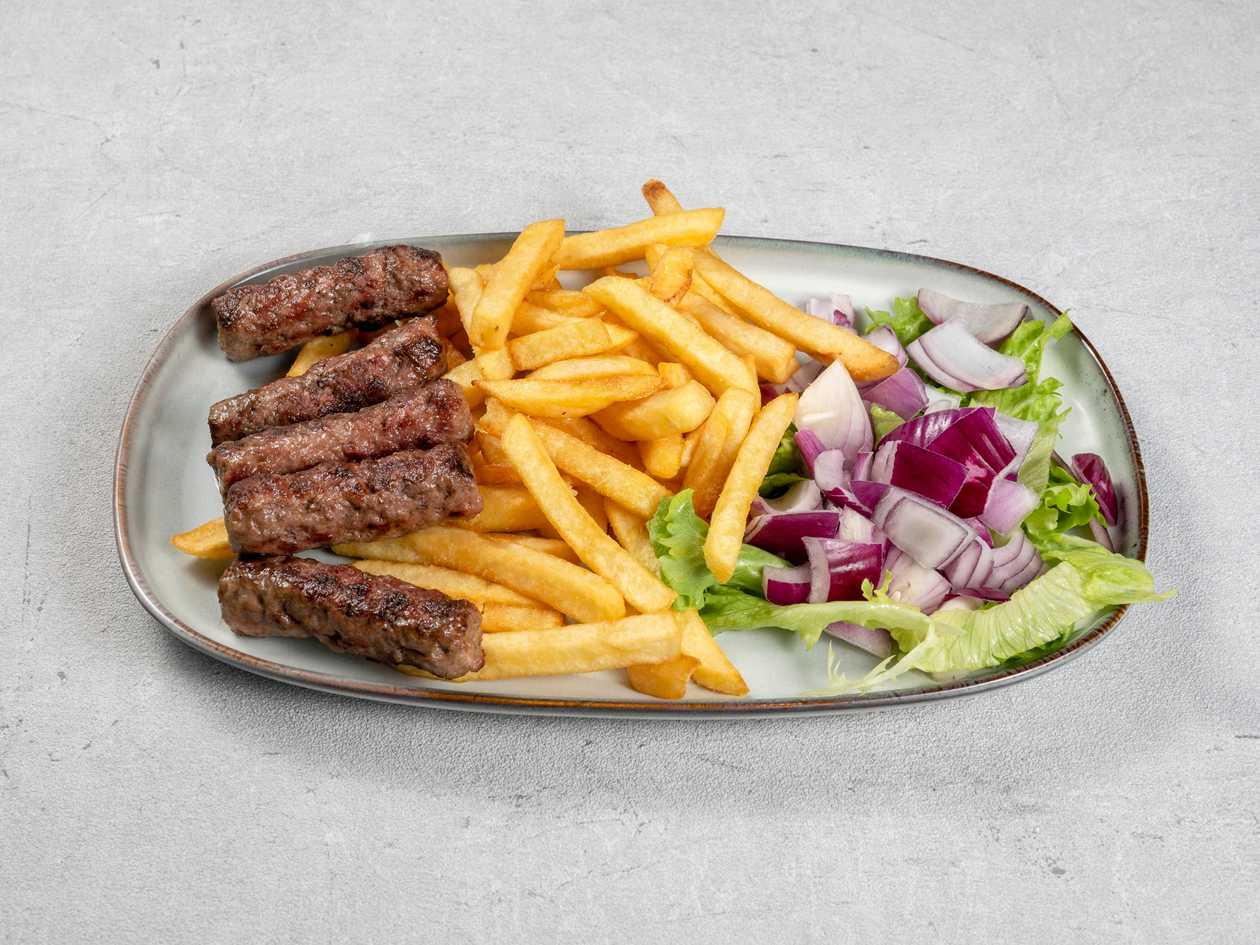 Mali ćevapi i pommes frittes