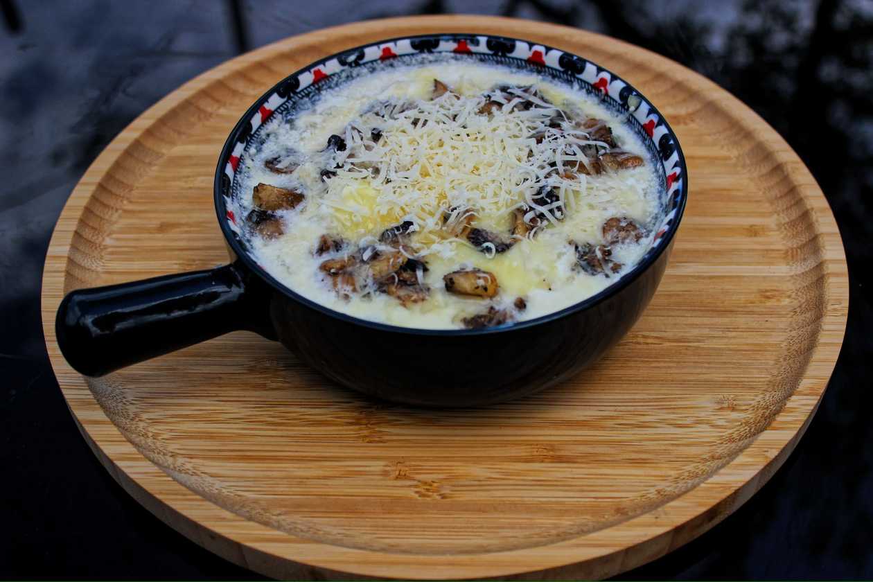 Dumplings with mushroom sauce