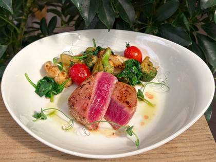 Tuna steak with vegetables