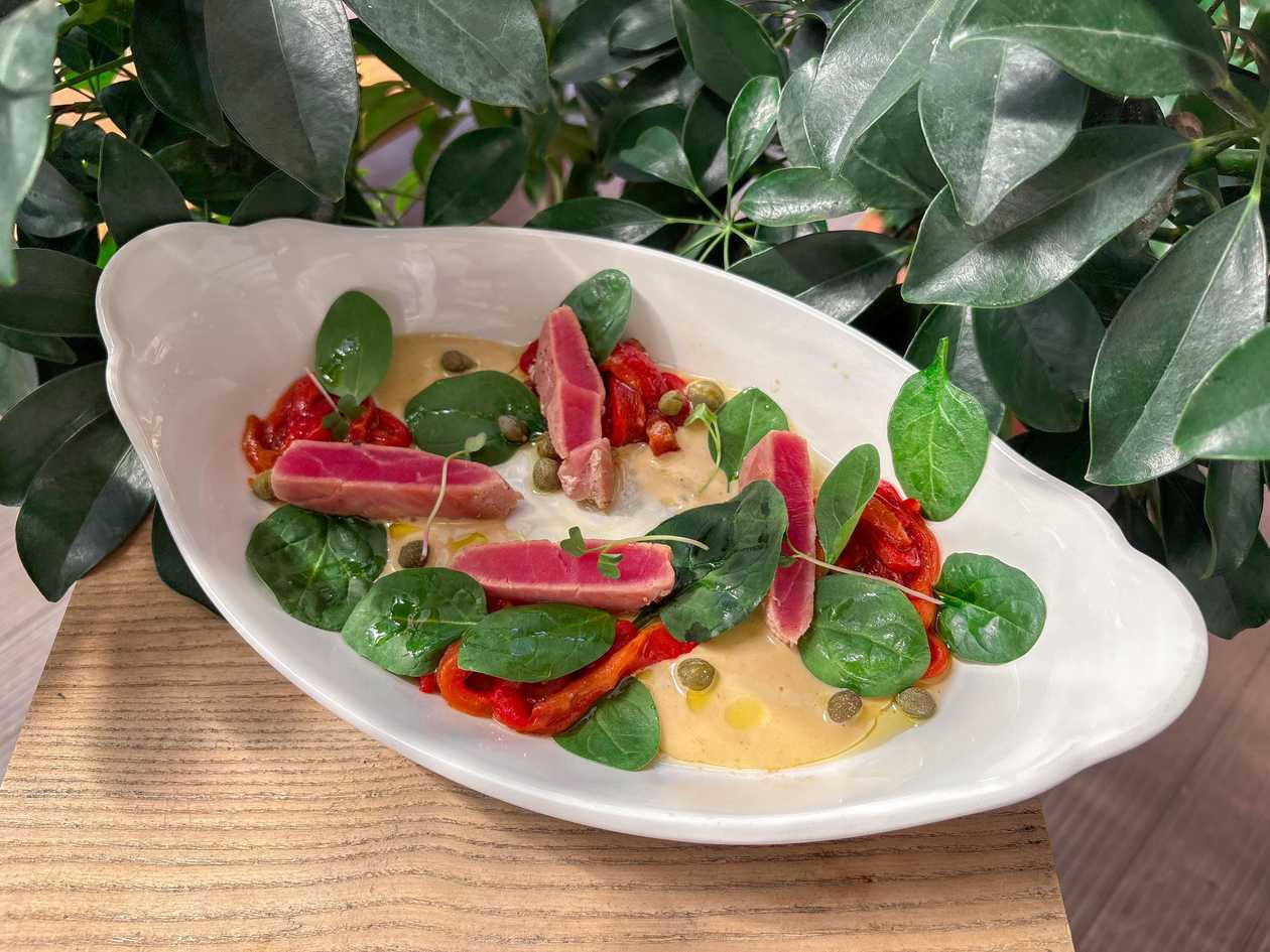 Salad with grilled peppers and tuna