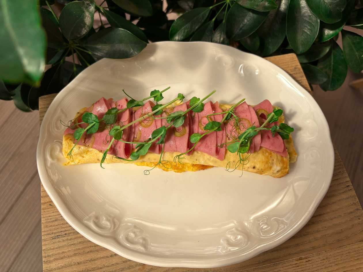 Omelette with mozzarella and mortadella