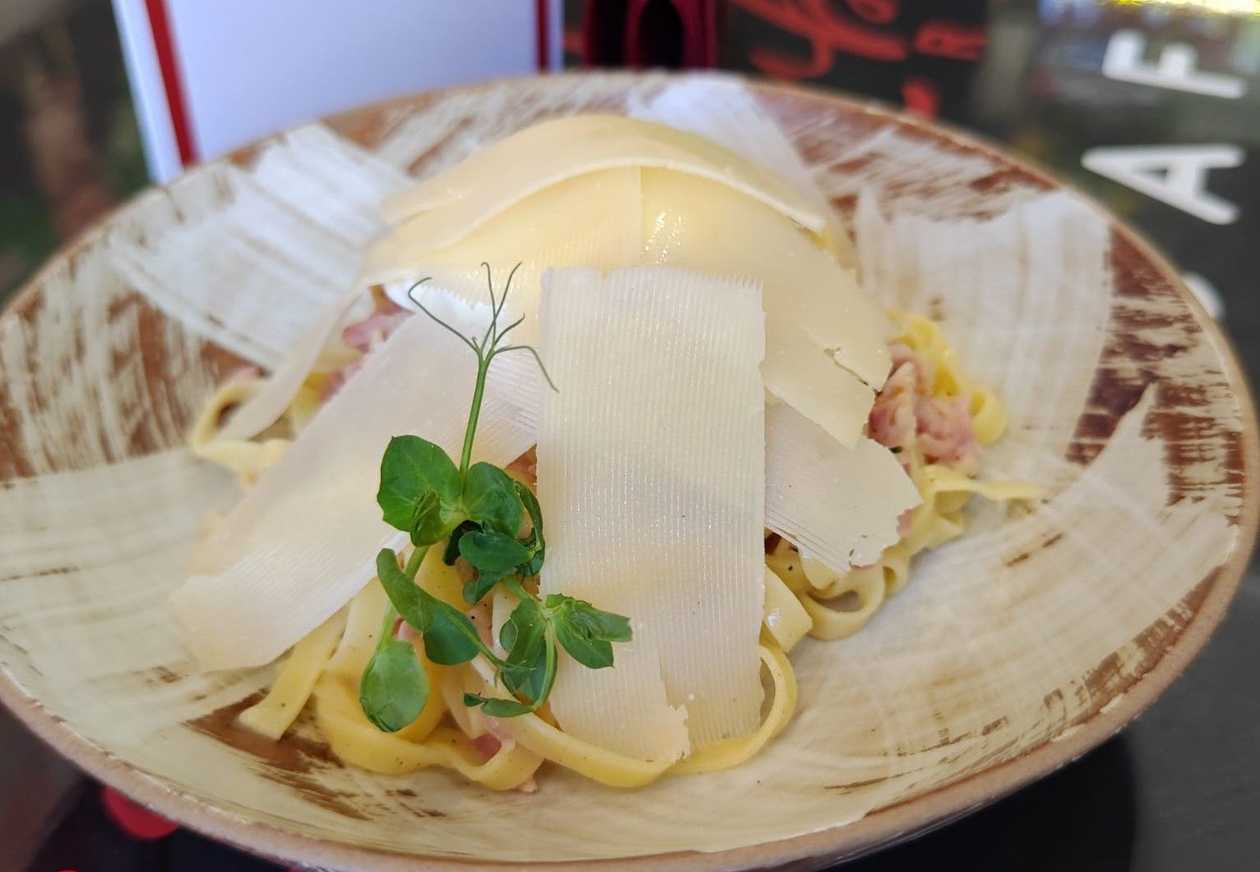 Karbonaras pasta ar paseto olu