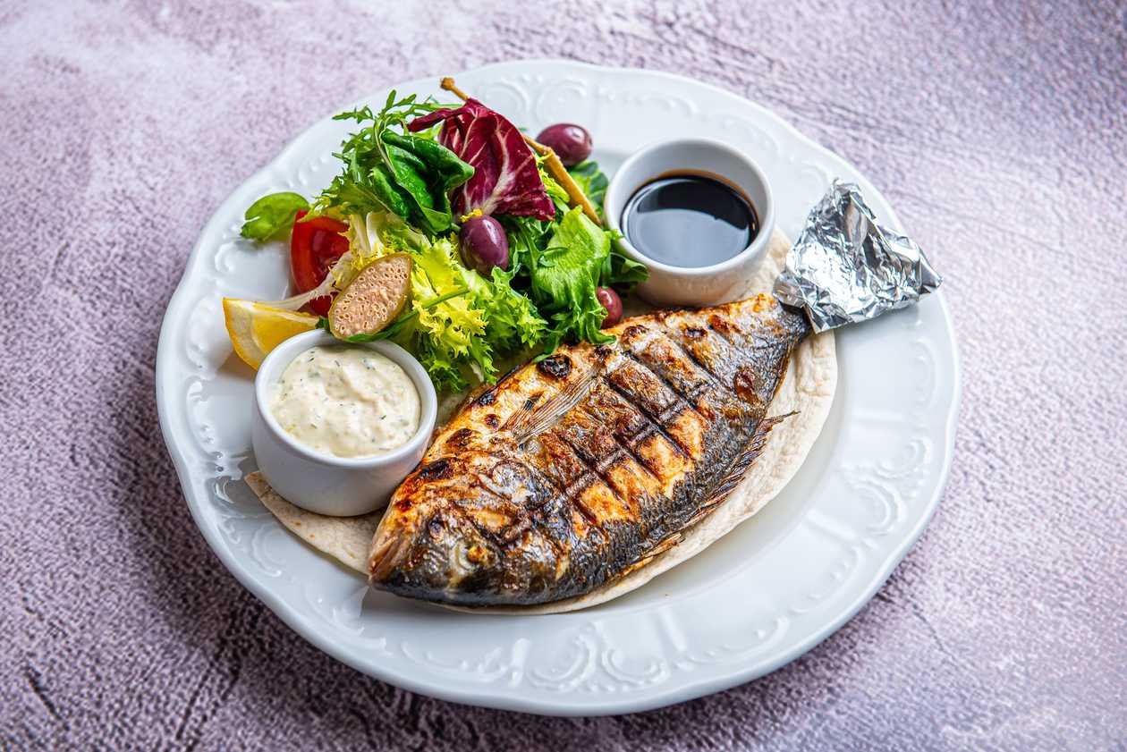 Средиземноморская рыба, запечённая с травами и лимоном