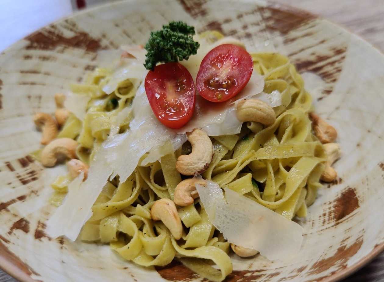 Pasta ar pesto merci, indijas riekstiem un Parmezana sieru.