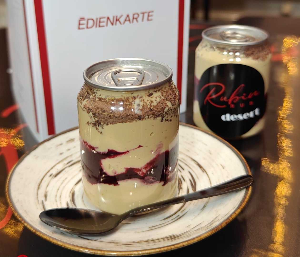 Karamelu tiramisu ar upenu biezeni.