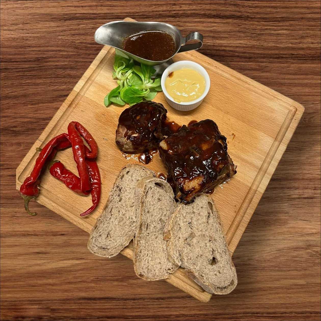 Marinovaná vepřová žebra v bohaté BBQ omáčce servírovaná s beraními rohy a domácím chlebem ( 500g ) - Rozvoz