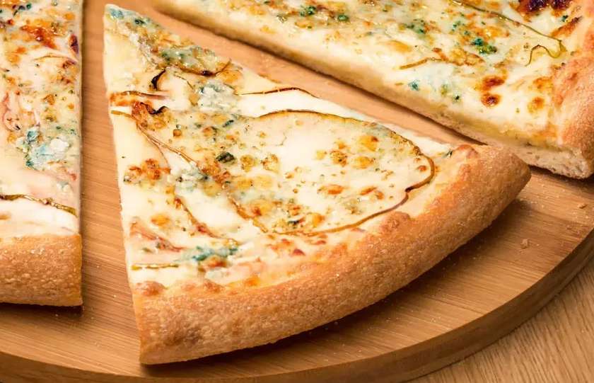 Піца з грушею і блакитним сиром