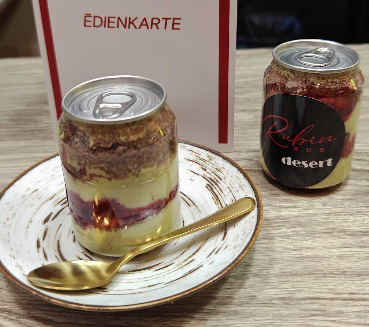 Pistacijas tiramisu ar avenu ievarijumu.