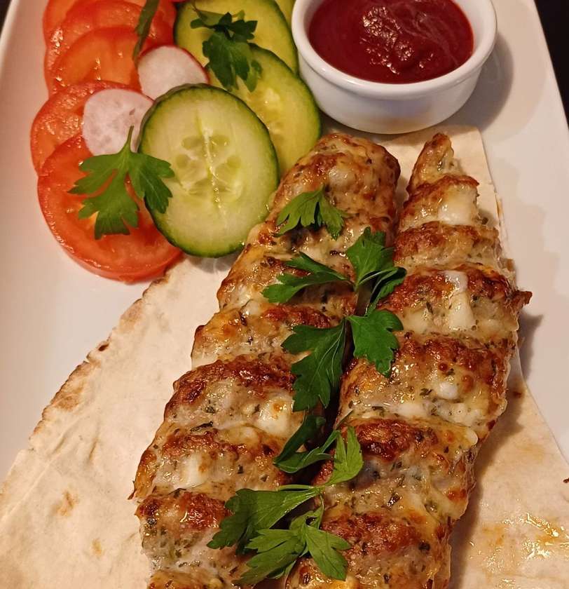 Kalakutienos liulia kebabas su sūriu.