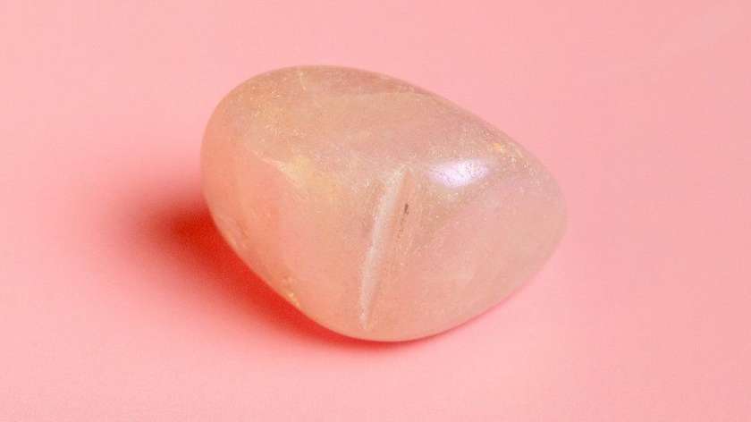 Angel Rose Quartz Tumbles M (18g)