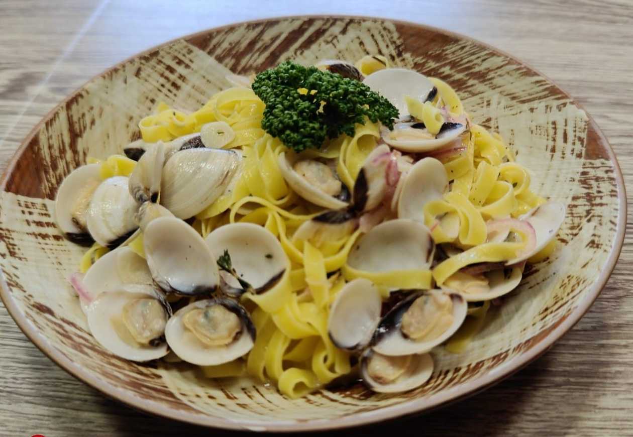 Pasta ar jūras vongoliem un balto aromātu .